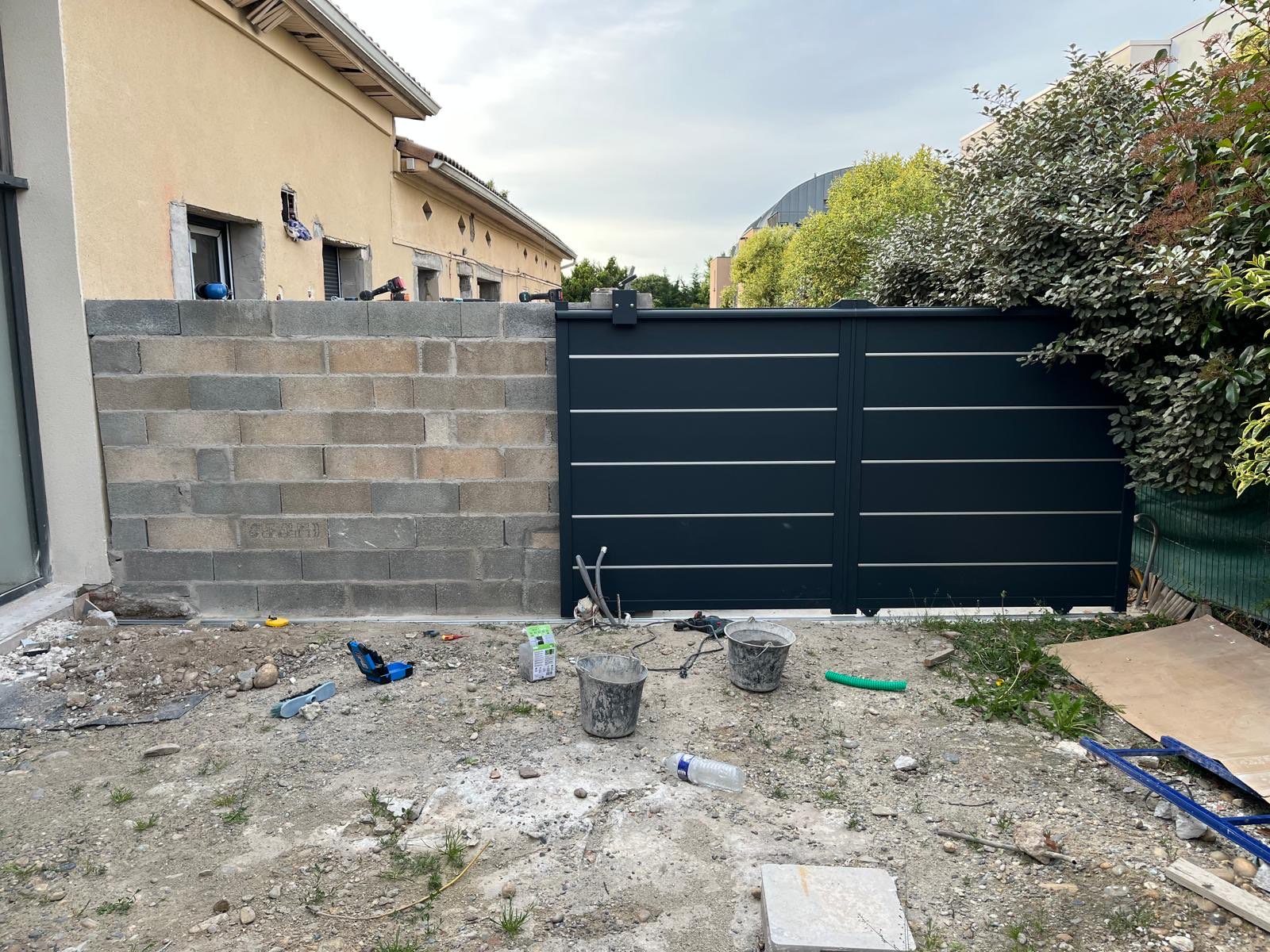 Mur en agglo et portail aluminium